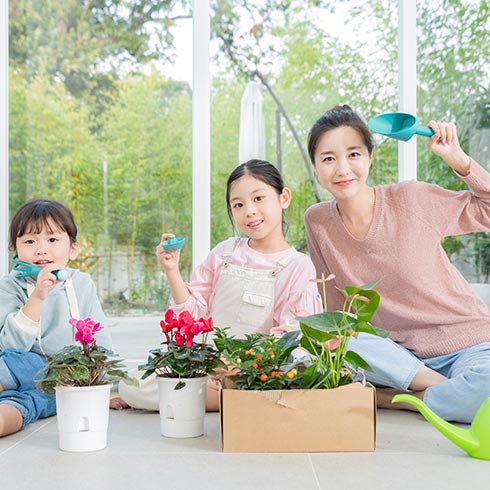 s12_img04 이끌림매트를 설치하고 기쁜 엄마와 자녀 모습