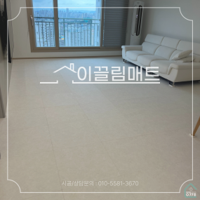 광주 북구 각화골드클래스 / 34평 확장형 / 거실, 복도, 아일랜드식탁 앞
